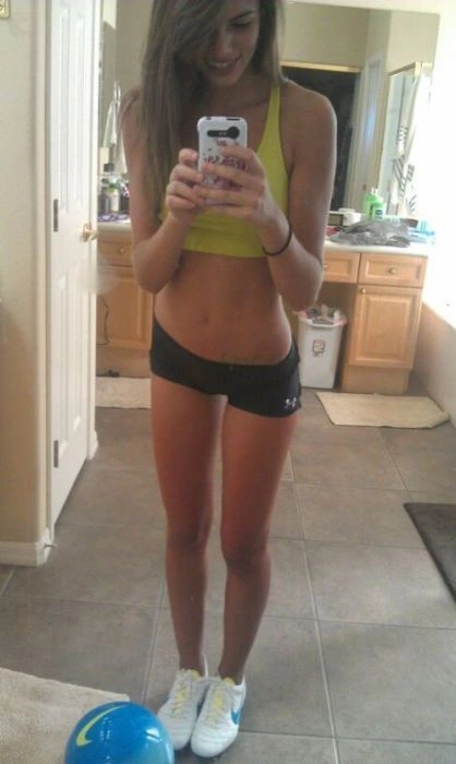 Дівчата фотографують своє відображення в дзеркалі (42 фото) – фото 27