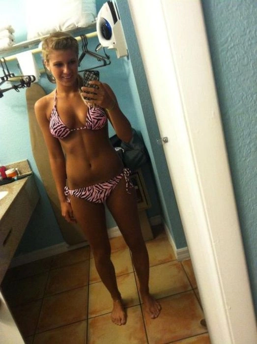 Дівчата фотографують своє відображення в дзеркалі (42 фото) – фото 29