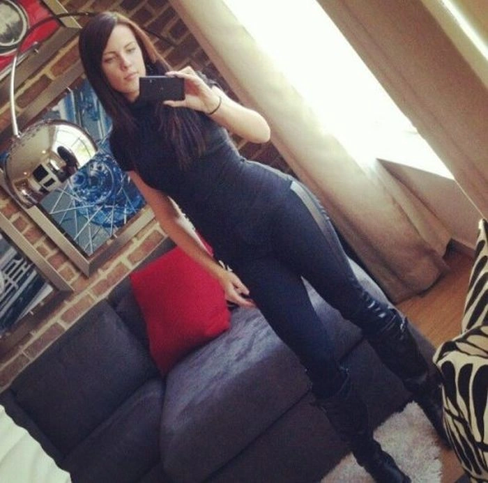 Дівчата фотографують своє відображення в дзеркалі (42 фото) – фото 31