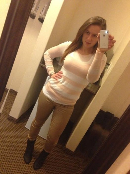 Дівчата фотографують своє відображення в дзеркалі (42 фото) – фото 36