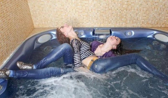 Дівчата купаються, не знімаючи одяг (34 фото) – фото 8