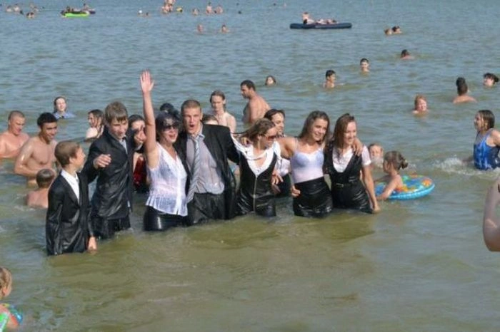 Дівчата купаються, не знімаючи одяг (34 фото) – фото 9