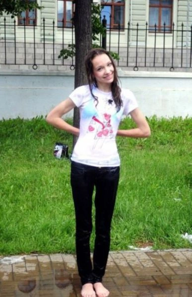 Дівчата купаються, не знімаючи одяг (34 фото) – фото 10