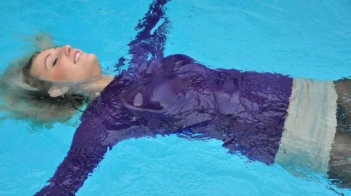 Дівчата купаються, не знімаючи одяг (34 фото) – фото 11