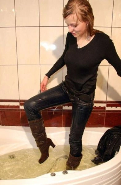 Дівчата купаються, не знімаючи одяг (34 фото) – фото 13