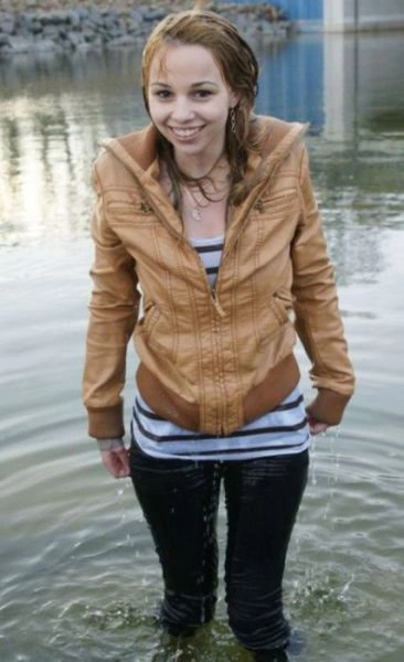 Дівчата купаються, не знімаючи одяг (34 фото) – фото 16