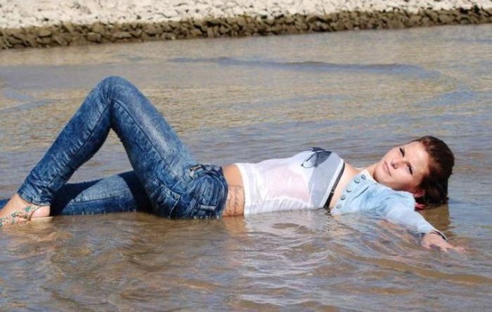 Дівчата купаються, не знімаючи одяг (34 фото) – фото 17