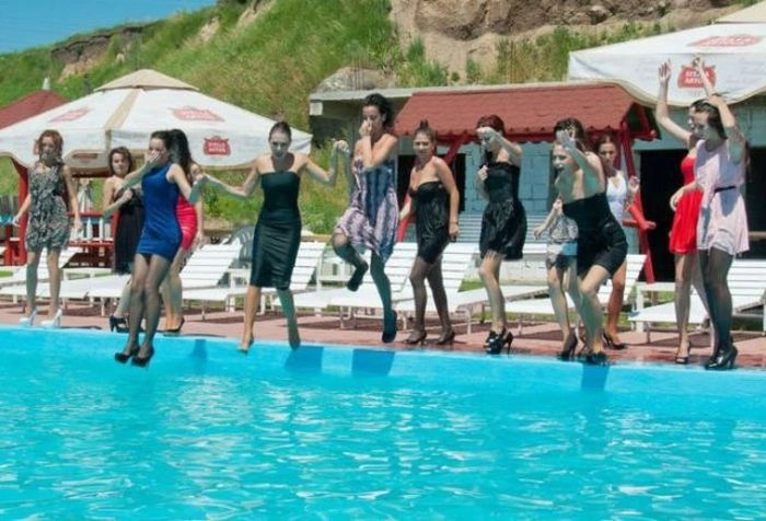 Дівчата купаються, не знімаючи одяг (34 фото) – фото 19