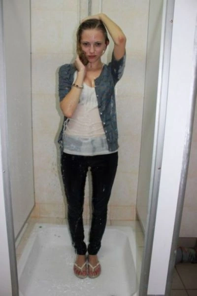 Дівчата купаються, не знімаючи одяг (34 фото) – фото 20