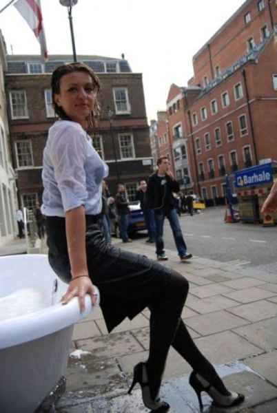 Дівчата купаються, не знімаючи одяг (34 фото) – фото 21