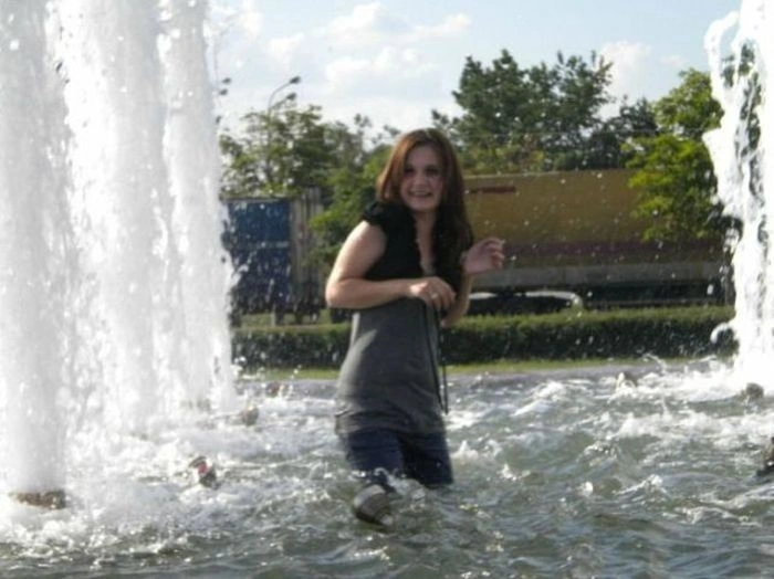 Дівчата купаються, не знімаючи одяг (34 фото) – фото 26