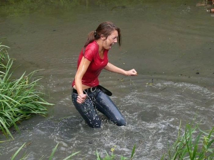 Дівчата купаються, не знімаючи одяг (34 фото) – фото 28