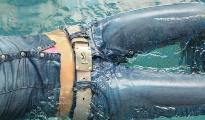 Дівчата купаються, не знімаючи одяг (34 фото) – фото 29