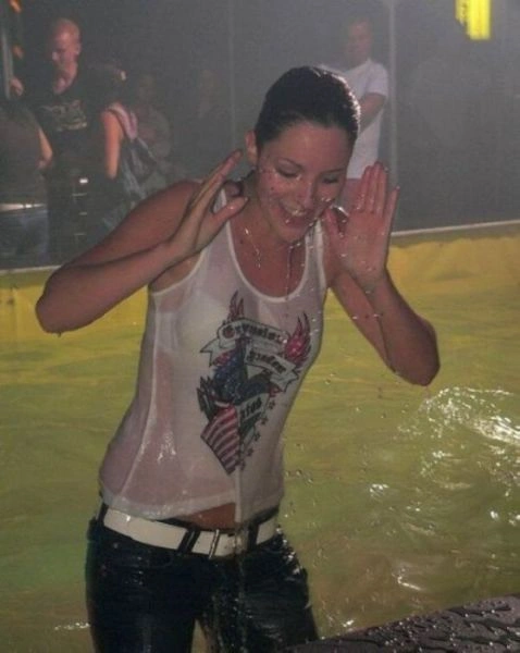 Дівчата купаються, не знімаючи одяг (34 фото) – фото 30