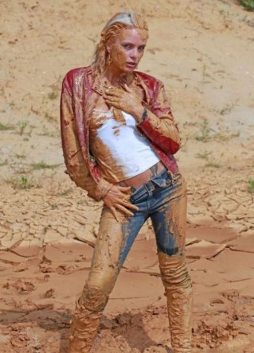 Дівчата в бруді (30 фото) – фото 12