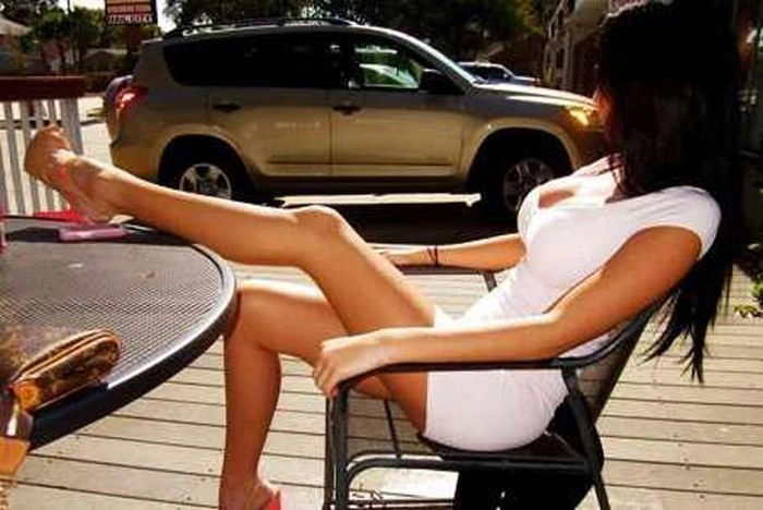 Сексуальні дівчата в відвертих платтях (50 фото) – фото 3