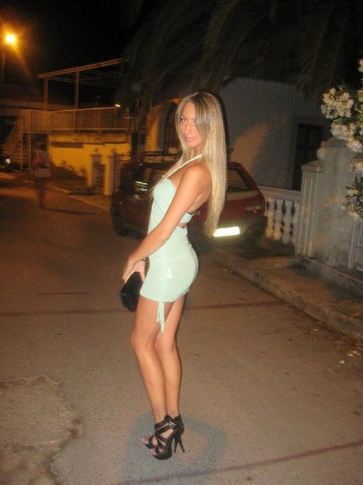 Сексуальні дівчата в відвертих платтях (50 фото) – фото 26