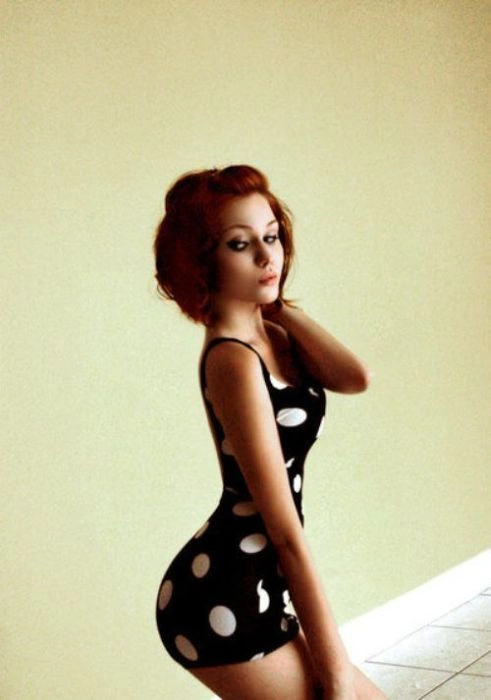 Сексуальні дівчата в відвертих платтях (50 фото) – фото 40