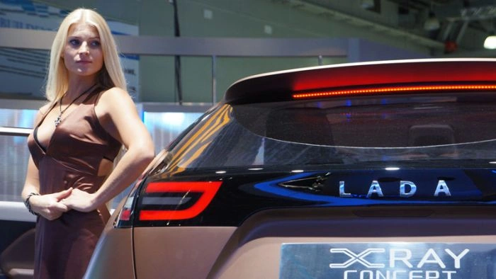 Дівчата Московського Міжнародного автомобільного салону (31 фото) – фото 15
