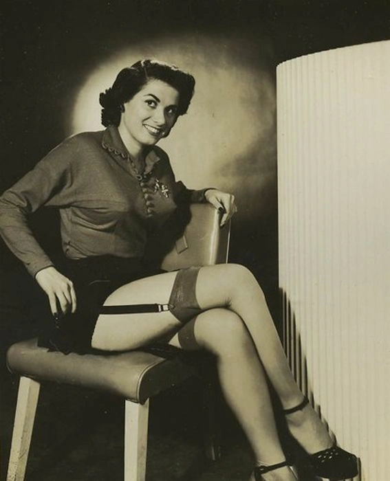 Жіночі панчішки та нижня білизна середини минулого століття (53 фото) – фото 24