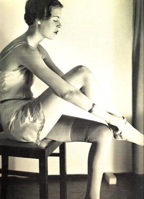 Жіночі панчішки та нижня білизна середини минулого століття (53 фото) – фото 25