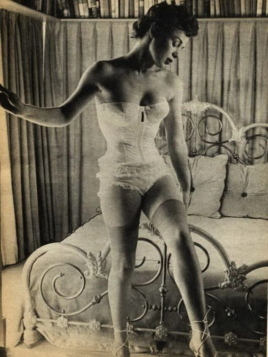 Жіночі панчішки та нижня білизна середини минулого століття (53 фото) – фото 39