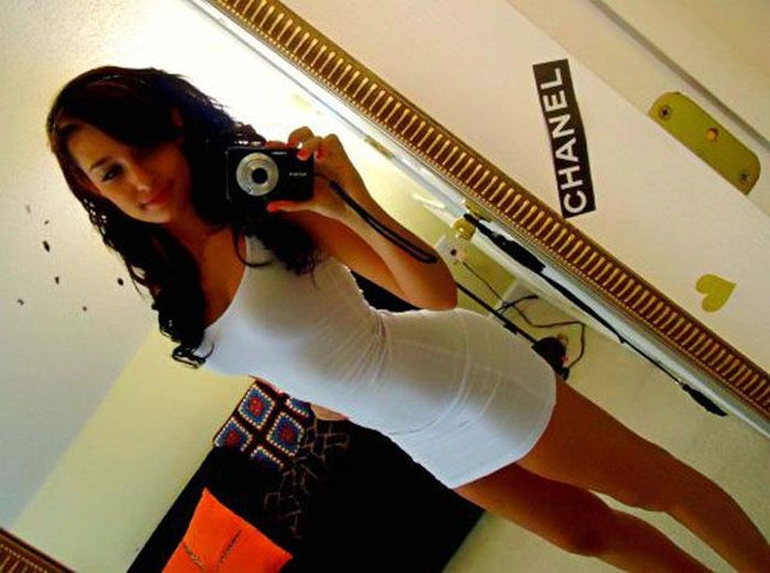 Дівчата в відвертих платтях (38 фото) – фото 7