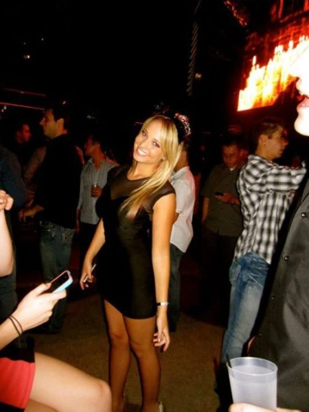 Дівчата в відвертих платтях (38 фото) – фото 23