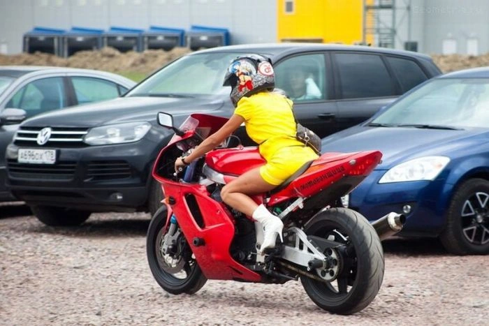 Емма - шанувальниця мотоспорту (15 фото) – фото 4