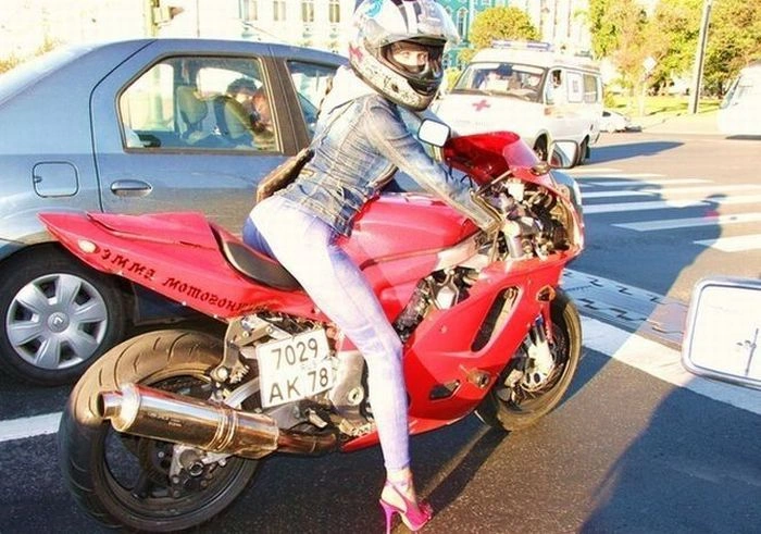 Емма - шанувальниця мотоспорту (15 фото) – фото 15