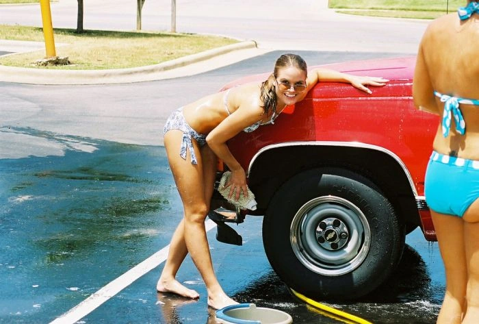 Гарні дівчата в купальниках на автомийці (81 фото) – фото 9