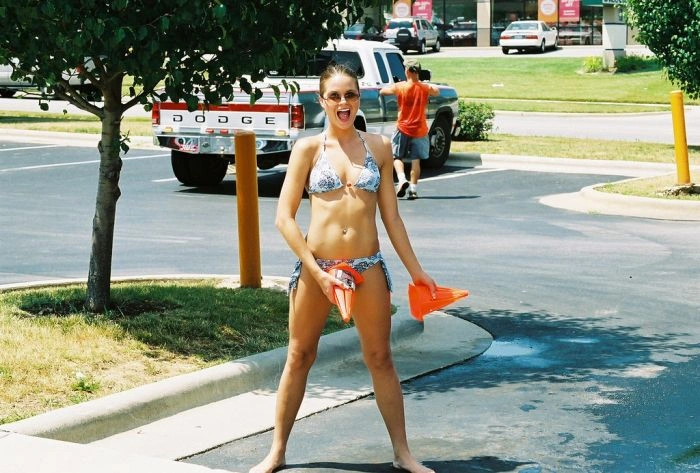 Гарні дівчата в купальниках на автомийці (81 фото) – фото 11