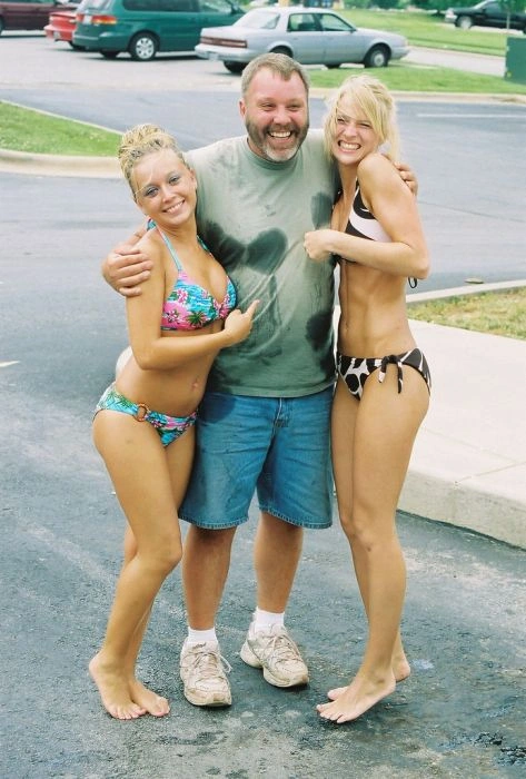 Гарні дівчата в купальниках на автомийці (81 фото) – фото 29