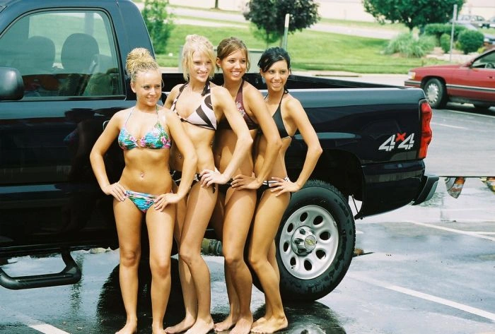 Гарні дівчата в купальниках на автомийці (81 фото) – фото 30