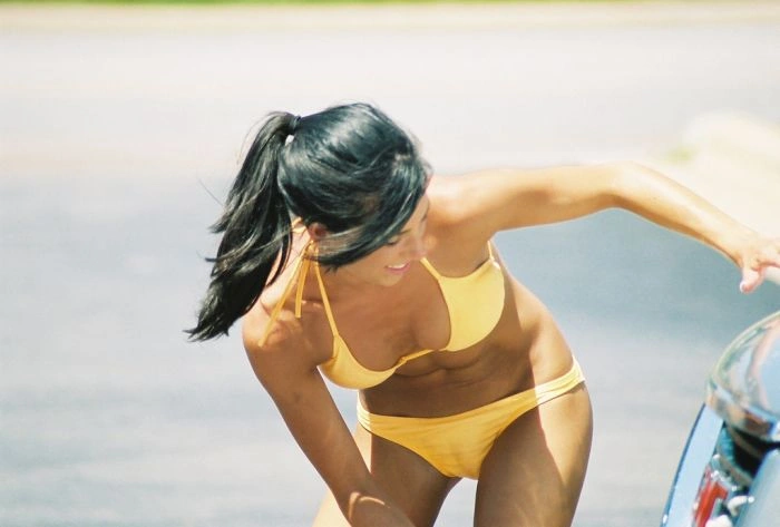 Гарні дівчата в купальниках на автомийці (81 фото) – фото 37