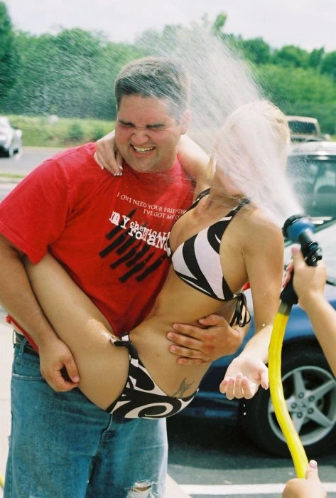 Гарні дівчата в купальниках на автомийці (81 фото) – фото 40