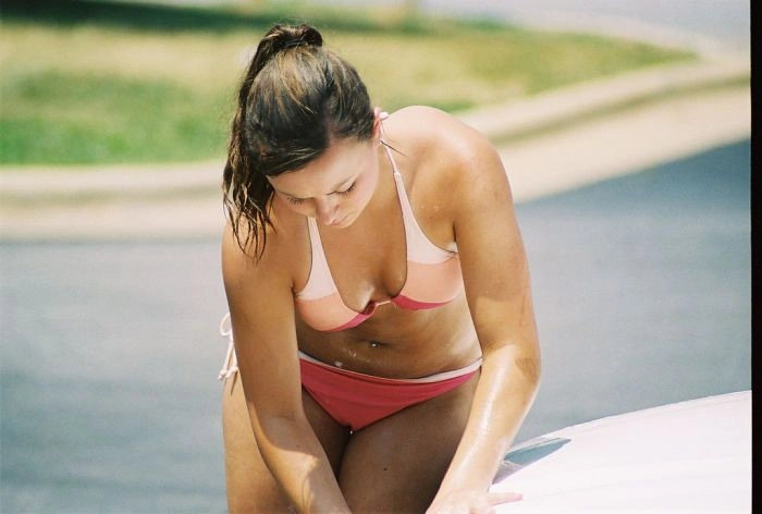 Гарні дівчата в купальниках на автомийці (81 фото) – фото 42