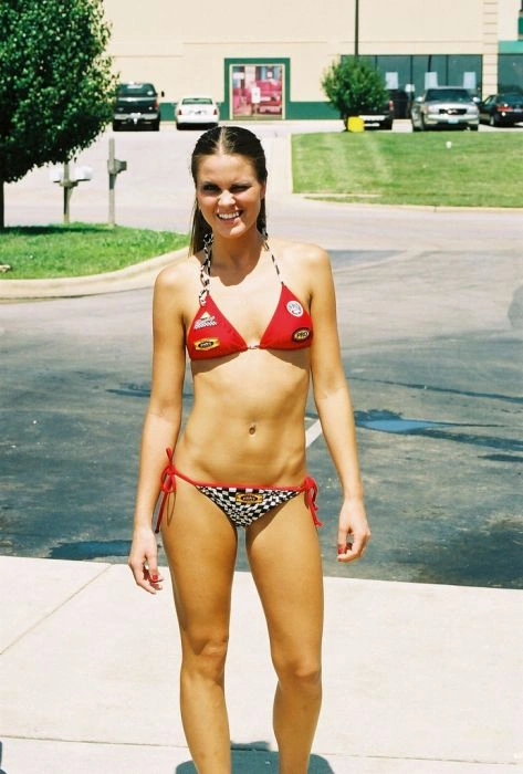 Гарні дівчата в купальниках на автомийці (81 фото) – фото 44