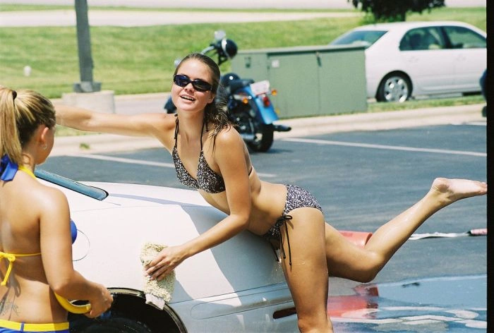 Гарні дівчата в купальниках на автомийці (81 фото) – фото 53