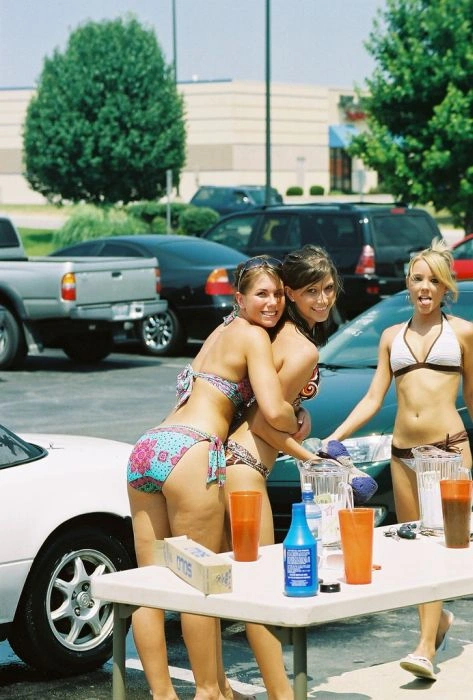 Гарні дівчата в купальниках на автомийці (81 фото) – фото 62