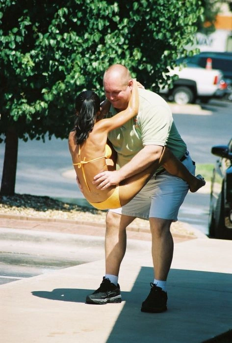 Гарні дівчата в купальниках на автомийці (81 фото) – фото 71