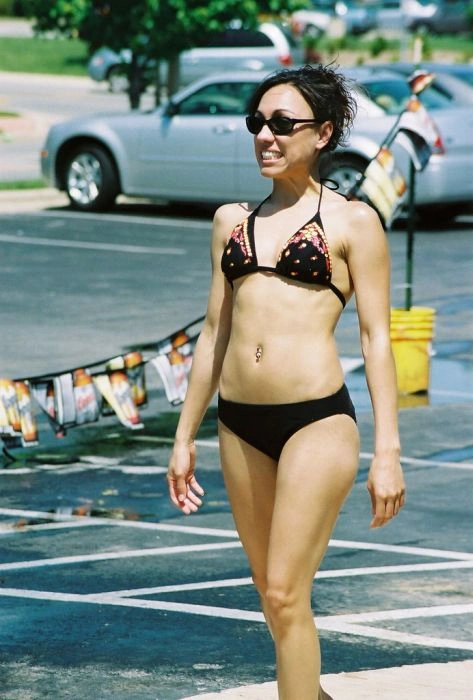 Гарні дівчата в купальниках на автомийці (81 фото) – фото 81