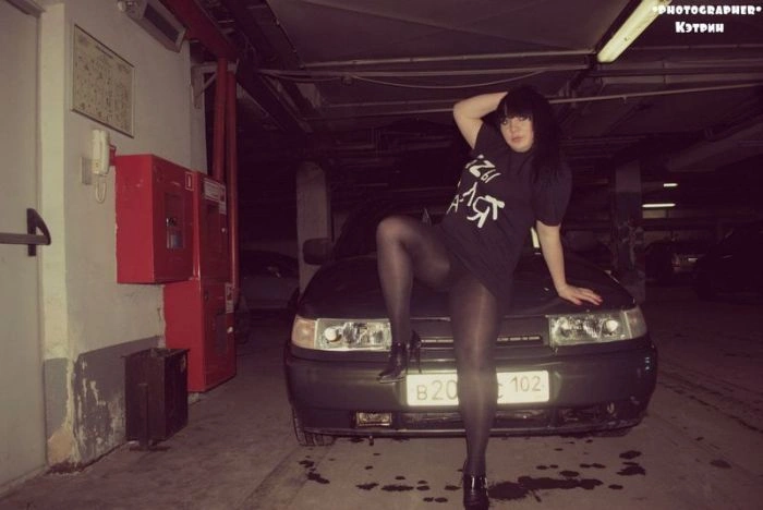 Вбивча фотосесія фанатки вітчизняних автомобілів (11 фото)