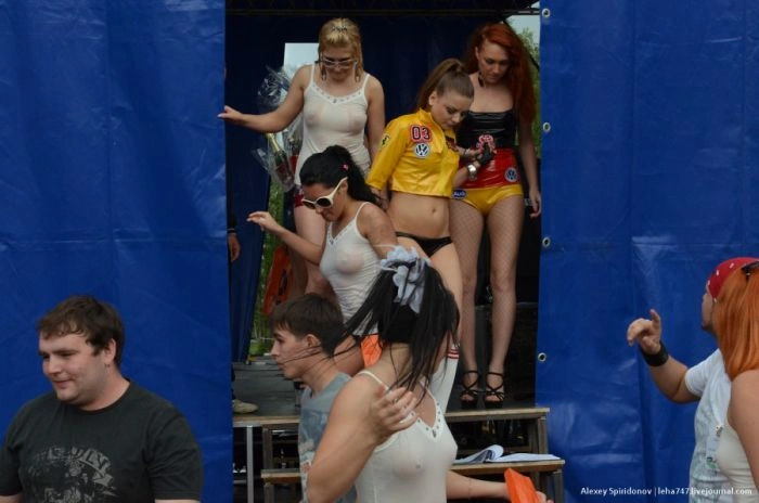 Миття автомобіля в бікіні та конкурс "мокрих маєчок" (18 фото) – фото 8