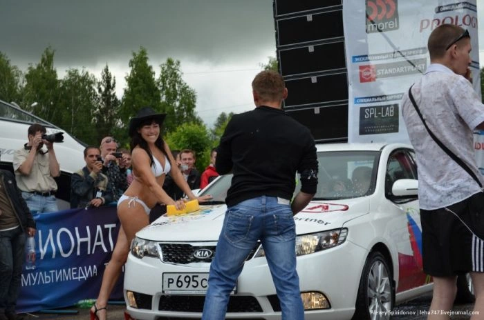 Миття автомобіля в бікіні та конкурс "мокрих маєчок" (18 фото) – фото 10