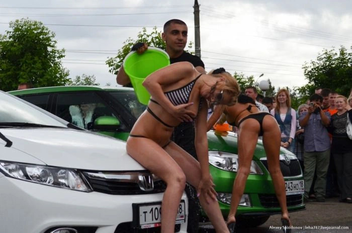 Миття автомобіля в бікіні та конкурс "мокрих маєчок" (18 фото) – фото 14
