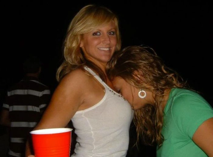 П'яні дівчата намагаються вкусити одна одну за груди (57 фото) – фото 8