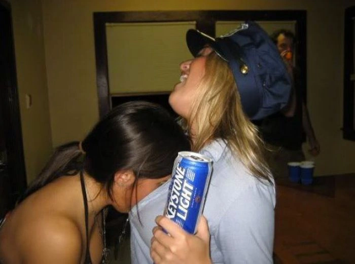П'яні дівчата намагаються вкусити одна одну за груди (57 фото) – фото 11