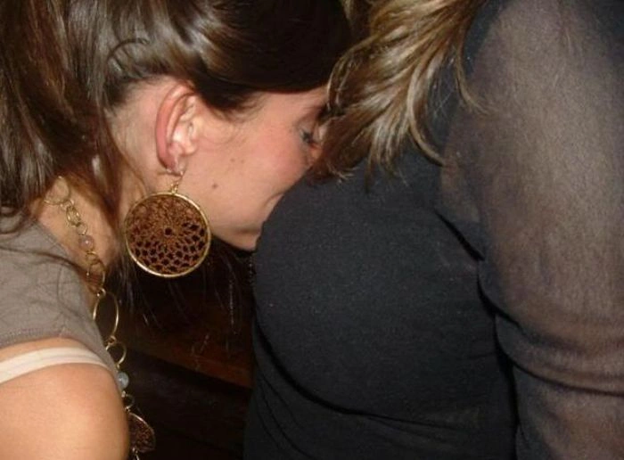 П'яні дівчата намагаються вкусити одна одну за груди (57 фото) – фото 16