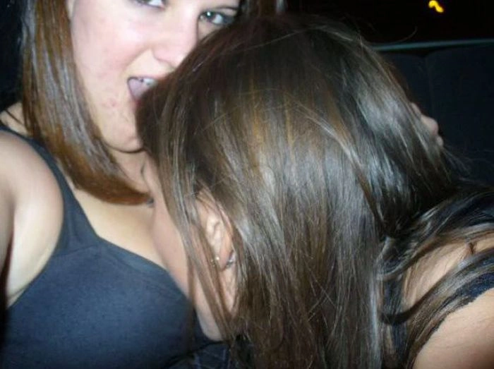 П'яні дівчата намагаються вкусити одна одну за груди (57 фото) – фото 18